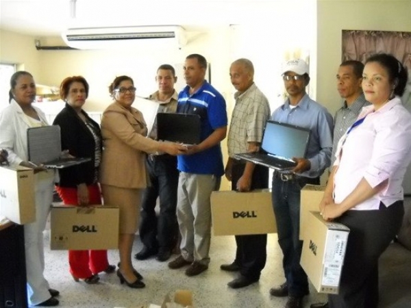 Técnicos educativos de Barahona reciben computadoras