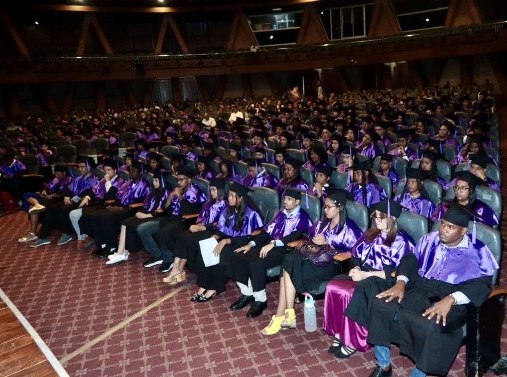 Vista de los graduandos de los cursos de idiomas que organiza la Facultad de Humanidades a través de la Escuela de Idiomas de la UASD.