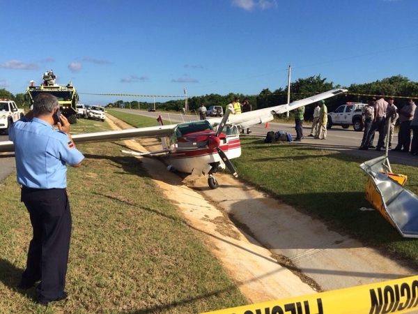 Ocupantes de aeronave salen ilesos en aterrizaje forzado auto pista El Coral 
