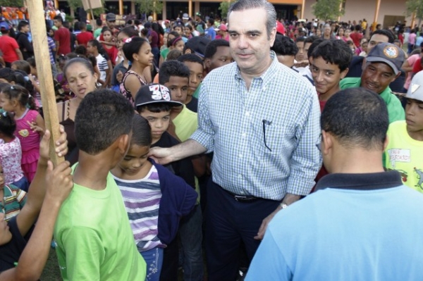 Luis Abinader comparte con 3 mil niños y adolescentes la cena navideña del Centro Salesiano de Jarabacao