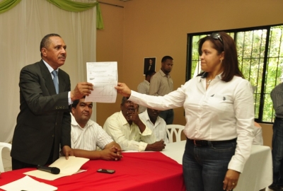 Olgo Fernández, presidente del Consejo de la Hidroeléctrica Los Toros y director ejecutivo del INDRHI entrega un cheque a uno de los contratistas de las obras a realizarse en Azua. 