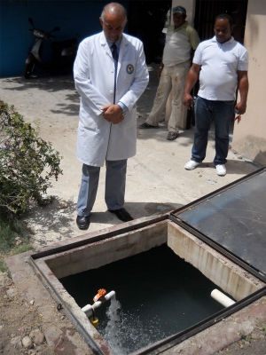 Director del Hospital Regional Jaime Mota en Barahona, observa la cisterna llenándose de agua.