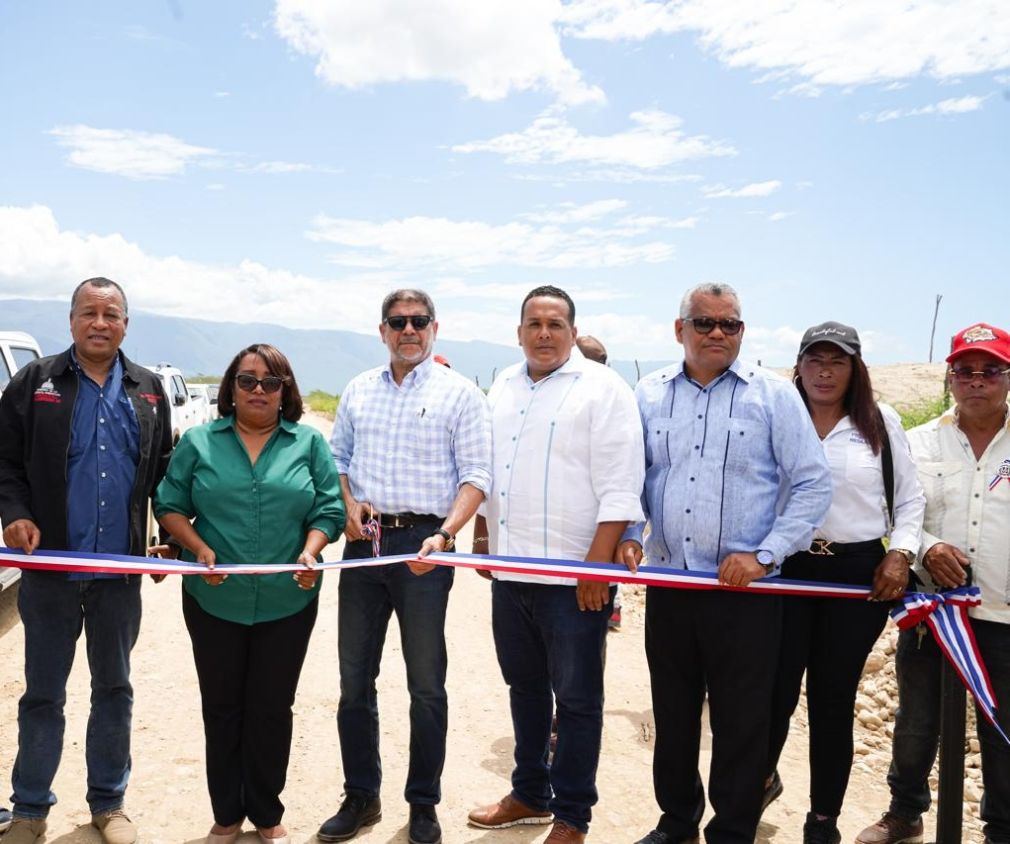 Gobierno dominicano rehabilita 86 km caminos interparcelarios en Barahona.