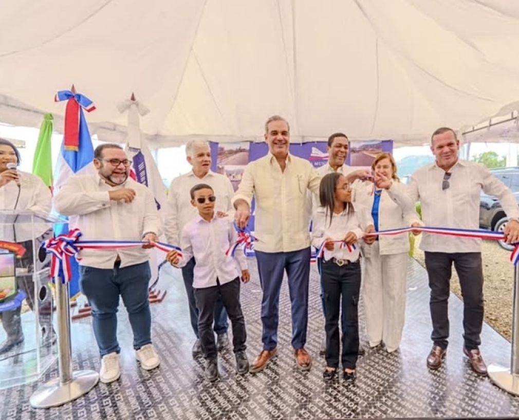 El presidente Luis Abinader  inauguró los proyectos de asfaltado ejecutados por la Liga Municipal Dominicana (LMD) en Constanza.