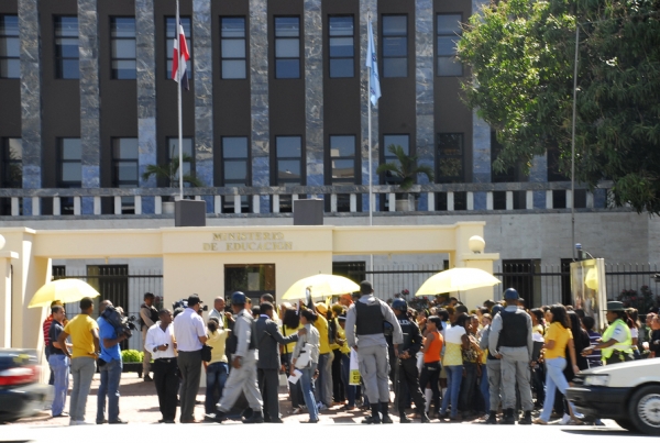Diferentes sectores educativos del país se manifestaron públicamente frente al Ministerio de Educación exigiendo que se cumpla la asignación del 4% para la educación pre universitaria.