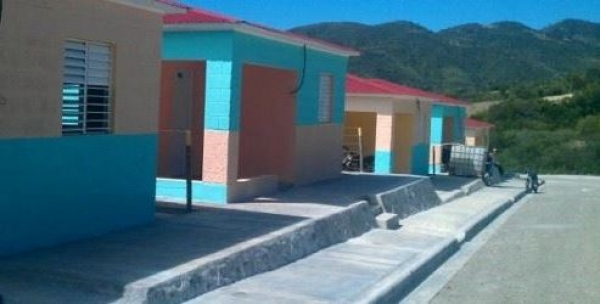 Familias reciben viviendas en la comunidad del Cajuilito:  