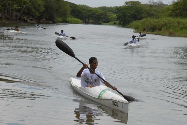 Parte de los competidores que participaron de la Regata de Canotaje que se celebró en el río Cachón de San Isidro. 