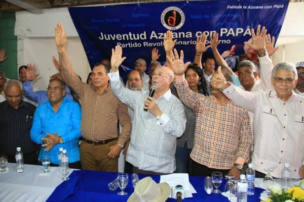 Hipólito Mejía juramenta un grupo de personas en el Partido Mayoritario Moderno en Azua.