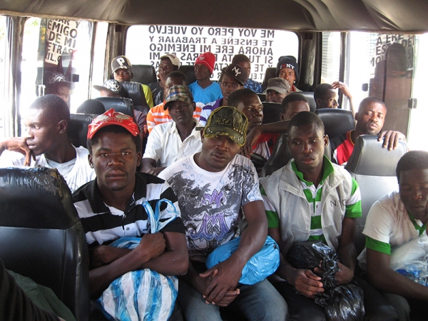 Parte de los haitianos cuando se retiraban del Ministerio de Trabajo en Santo Domingo.
