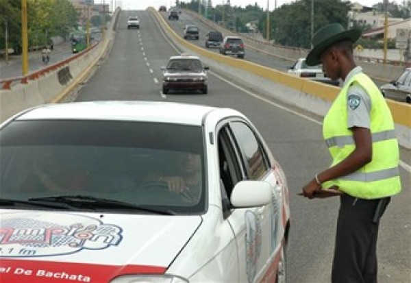 AMET advierte utilizar barras de luces led en vehículos es ilegal