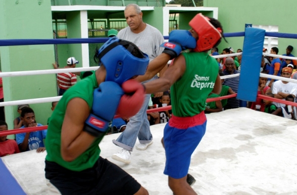  El campanazo que inició el torneo de boxeo lo dio el exboxeador profesional Chinito Sánchez acompañado del ministro Jaime David Fernández Mirabal, Milagros Cabral y Freddy Luciano.