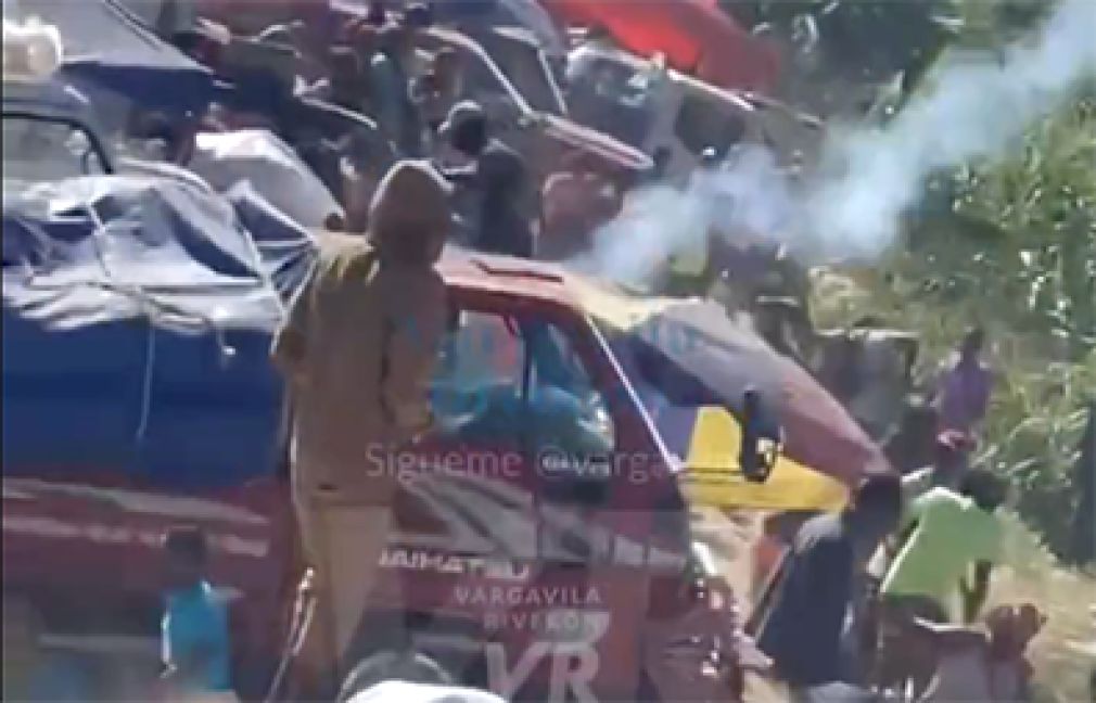 Fotograma de video cuando cae bomba lacrimógena encima de los comerciantes dominicanos en La Vigía, Dajabón, según video publicado en la cuenta de Twitter de Vargavila Riverón.