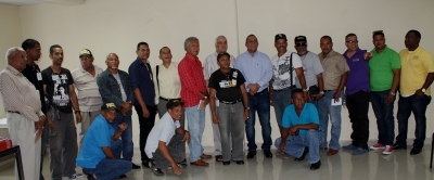 El gobernador Luis Vargas, al cntro con camisa azul y manos cruzadas, posa junto a los periodistas que promueven su candidatura a Diputado