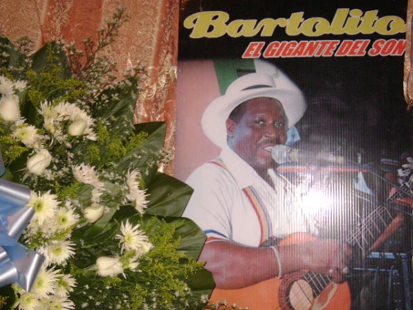 Afiche con una promoción de Bartolito, colocada al lado de tu caja mortuoria.