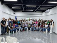 La foto presenta a los jóvenes que formarán parte de este nuevo proyecto en Coopesa.