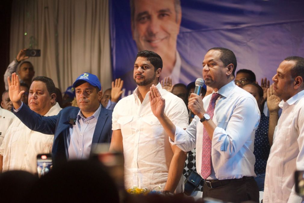Justicia Social juramenta a Oliver Santos y más de 500 dirigentes en San Cristóbal.