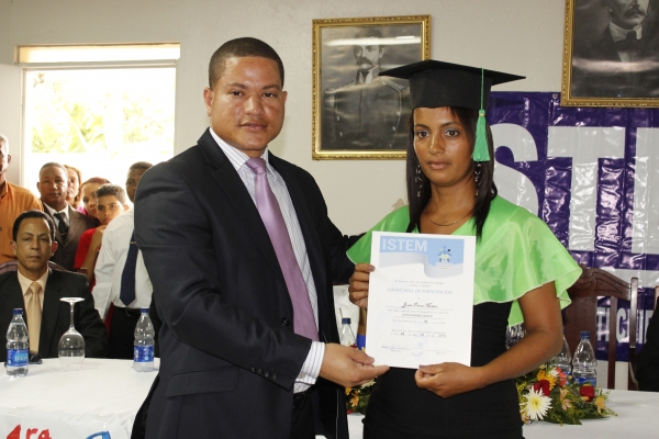 Ministro de la juventud entrega diploma a estudiante