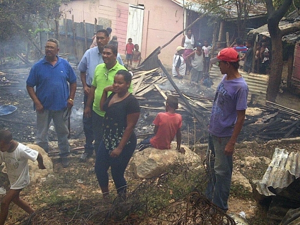 Aspirante alcaldía Barahona auxilia familias afectadas por fuego 