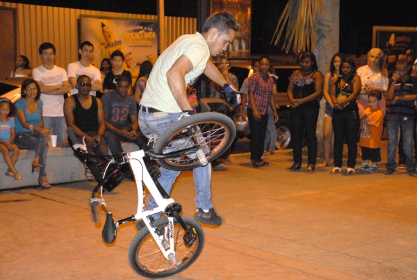 Joven hace acrobacias con su bicicleta de montaña.