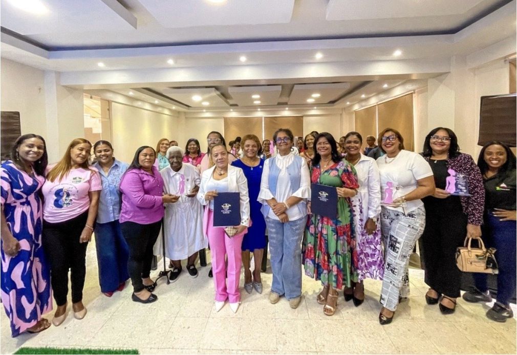 La jornada se realizó en el salón de actos del Centro Infotep de la comunidad y contó con la presencia de autoridades locales y mujeres líderes sociales. 