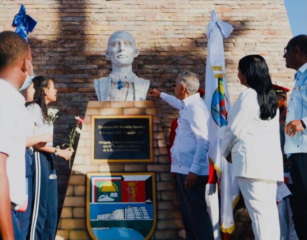 El alcalde Manuel Jiménez hizo entrega de la plaza durante el 205 aniversario del patricio Francisco del Rosario Sánchez.