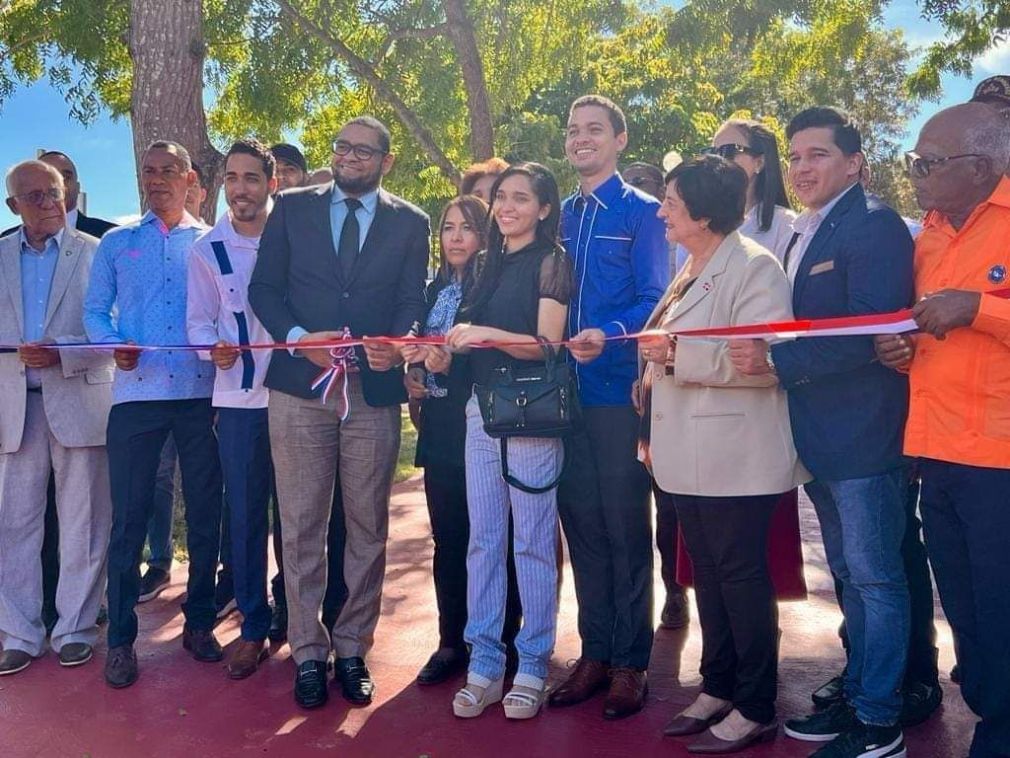 Leo Francis Zorrilla Ramos, alcalde municipal junto a Magalys Tabar de Goico, gobernadora provincial, encabezaron la inauguración junto familiares de José Joaquín Paniagua Gil.