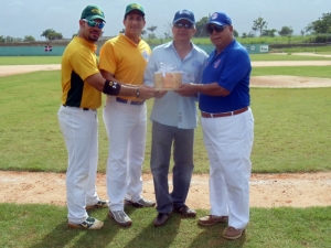 Desde la derecha, don Ney Pellerano Díaz entrega placa al arquitecto César Curiel, junto a Ney Pellerano Ruiz y Juan Carlos Gómez en la apertura del estadio de la Liga del Oeste. 