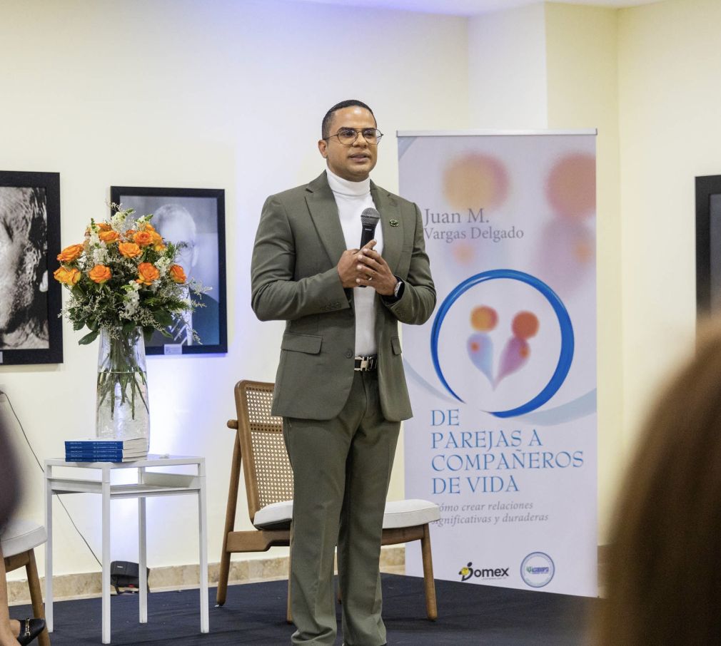 El psicólogo clínico Juan Vargas compartió diversas reflexiones desprendidas de su libro “De Parejas a Compañeros de Vida: Cómo Crear Relaciones Significativas y Duraderas”, junto a sus invitados especiales, entre los que se destacaron la magistrada Ana Andrea Villacamacho; Ana Álvarez, de la Agencia Española de Cooperación (AECID) la psicóloga Abril Arias y el Dr. César Castellanos.