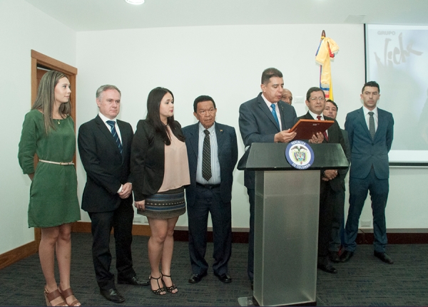Embajador de Colombia en República Dominicana, Roberto García Marquez, lee el reconocimiento al Grupo Niche de la comunidada colombiana en RD.