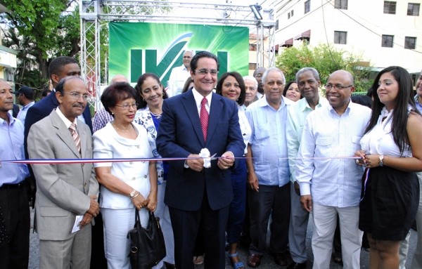 Momentos en que el próximo rector de la UASD corta la cinta que dejó inaugurado su comando de campaña.