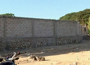 A causado mucha sorpresa para los dominicanos la construcción de un muro por los lugares por donde se suelen hacer comercio ilegal con productos dominicanos hacia Haití.