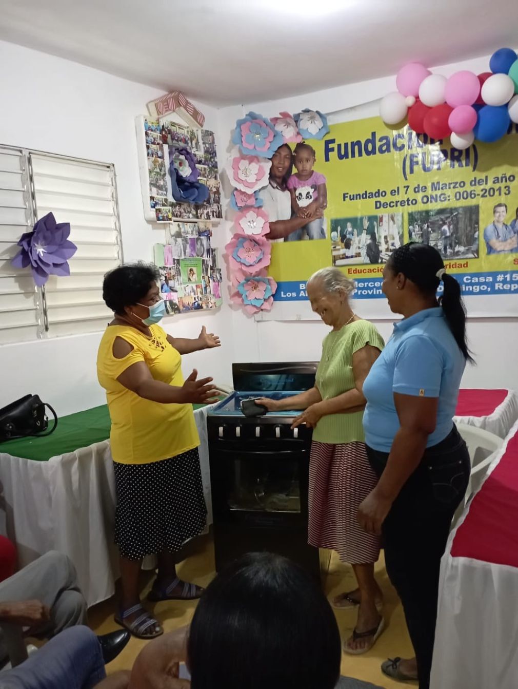La señora Primitiva Frias (camiseta azul) junto a personas beneficiadas por la fundación que preside.
