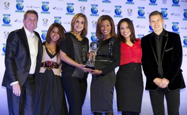 Petra Cruz, directora para Europa del Ministerio de Turismo, recibe el premio "Mejor destino de golf del Caribe y Latinoamérica" en la Feria Internacional de Turismo de Golf (IGTM) celebrada en Portugal.