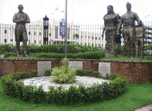 Estatuas de Juan Pablo Duarte y una familia dominicana en el frente del Palacio de la Policía Nacional en Santo Domingo.