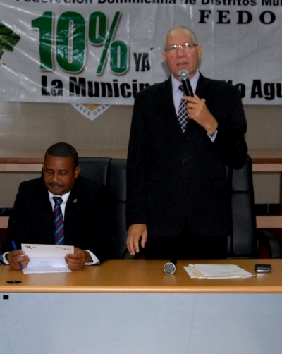 Los dirigentes de la Federación Dominicana de Distritos Municipales Pedro Richardson y Francisco Concepción repectivamente, dirigieron la última Asamblea de la entidad municipalista
