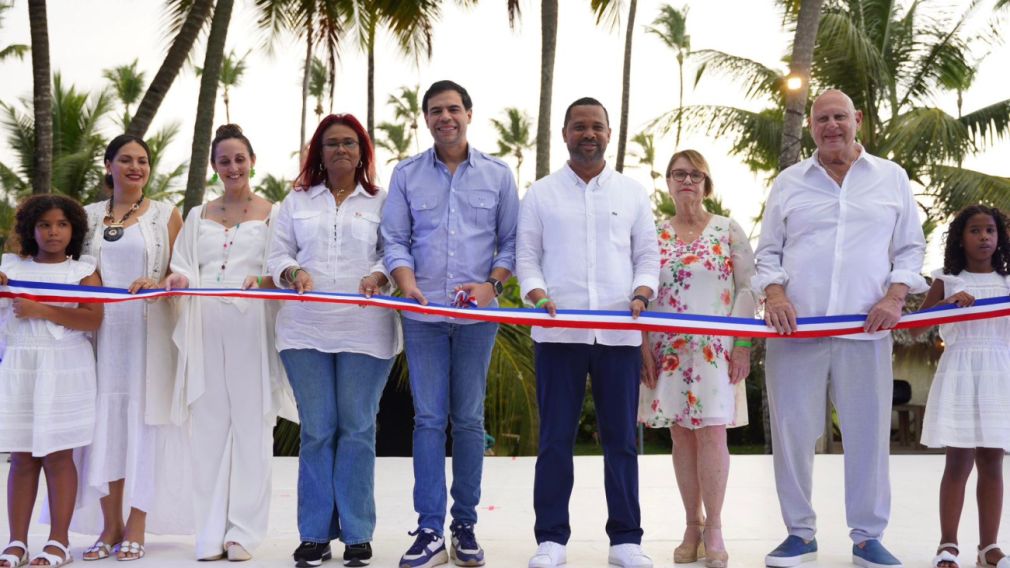 El corte de cinta inaugural fue realizado por el ministro de Cultura y el alcalde municipal.