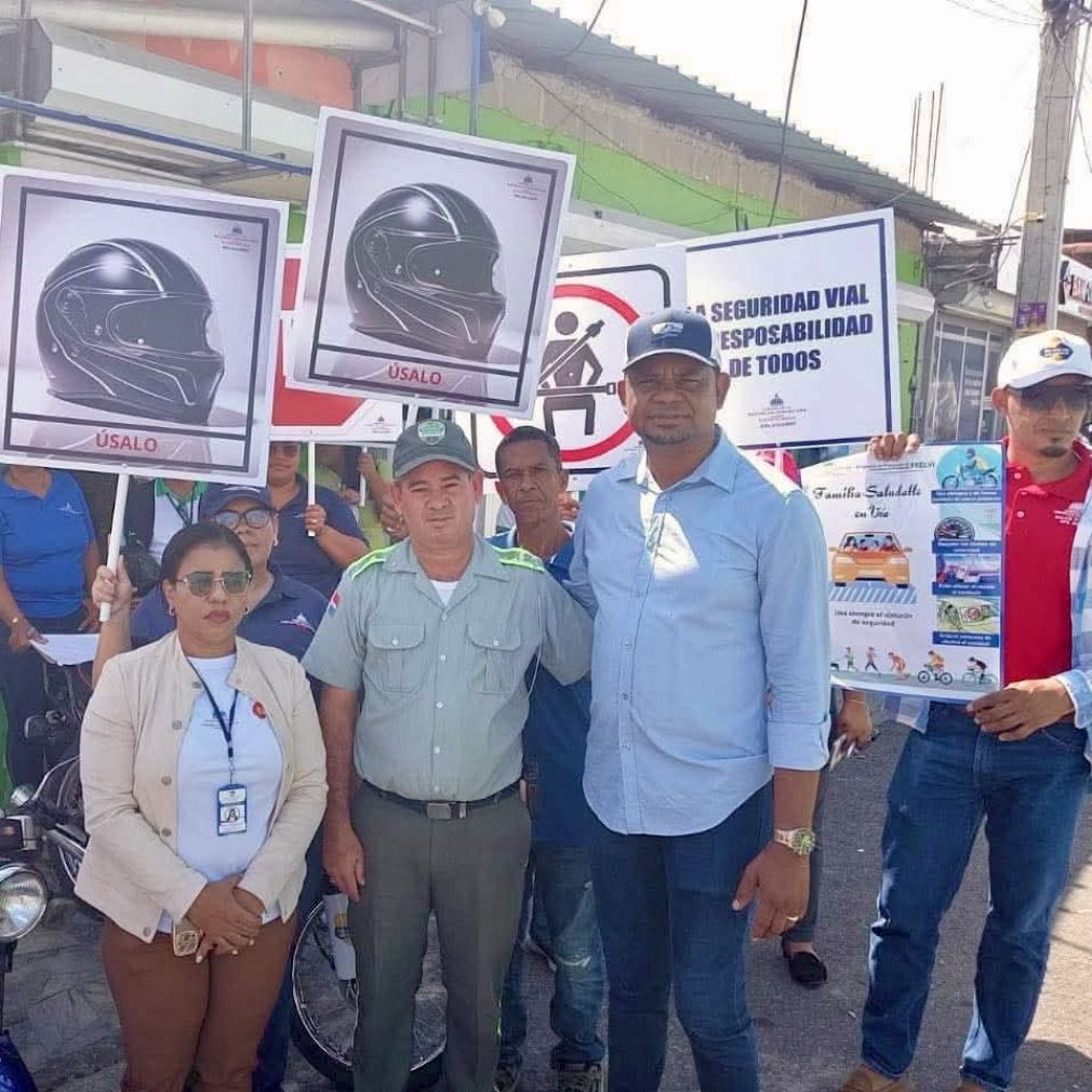 Realizan caminata de conciencia para prevenir accidentes de tránsito en Loma de Cabrera y otros municipios.