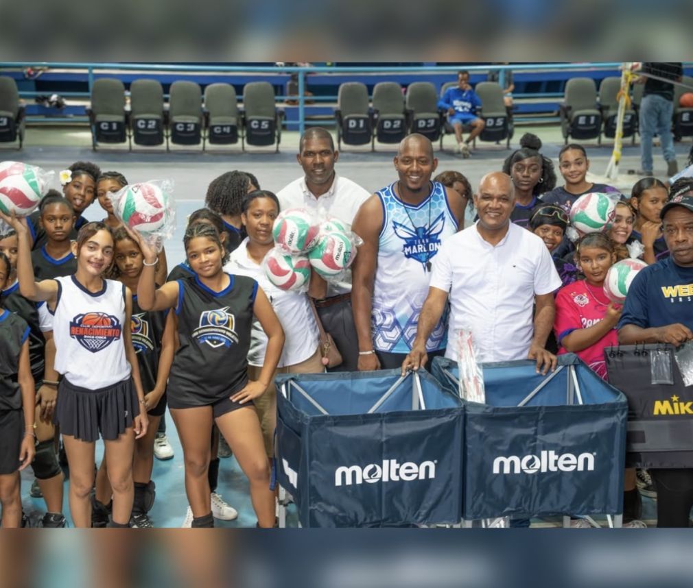  Siete ligas de voleibol de Boca Chica recibieron los útiles deportivos.