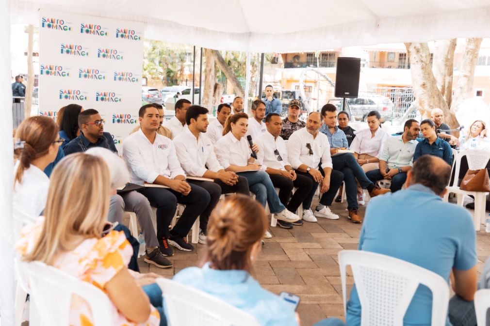 Alcaldesa Carolina Mejía escucha inquietudes de los comunitarios de Naco.