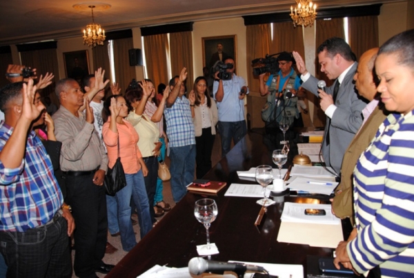 Regidores juramenta delegación comunitaria para dar seguimiento presupuesto del 2014
