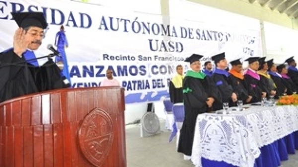 Asjana toma juramento a los nuevos profesionales.