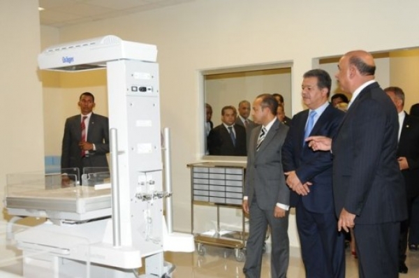 El presidente Leonel Fernández junto al ministro de Salud, Bautista Rojas Gómez inspecciona una de las áreas de uno de los centros inaugurados.
