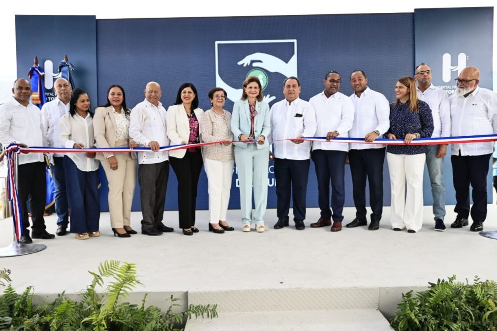 La foto muestra cuando la Vicepresidenta Raquel Peña y el director de los SNS Mario Lama, junto a la gobernadora, la senadora y el diputado, los señores Lissette Nicasio, Mercedes Ortiz y Félix Hiciano entre otros, cortan la cinta para dejar reinaugurado la primera etapa del hospital de Salcedo.