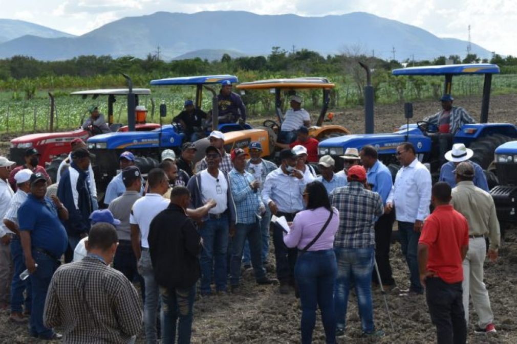 Se iniciaron los trabajos de preparación de tierras para siembra en las provincias de Monseñor Nouel, en la región Norte, así como de San Juan, Azua y Elías Piña, en el Sur del país.