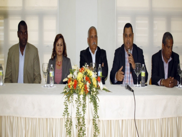 César Saint Hilaire, presidente del comité organizador, ofreció los detalles del festival acompañado del ministro Jaime David Fernández Mirabal, la senadora Sonia Mateo, Soterio Ramírez y Miguel Cruz.