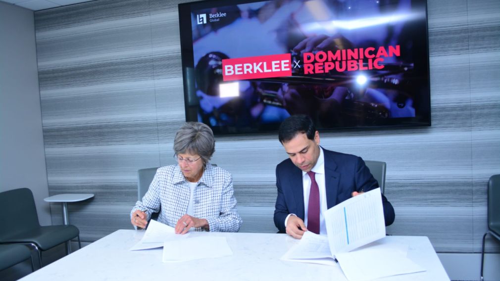 Ministerio de Cultura y Berklee College of Music suscriben acuerdo para fortalecimiento de la educación musical en RD.