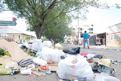 Cúmulo de basura de vertederos improvisados en las calles de Santiago de los Cabelleros se pueden ver en todas partes.