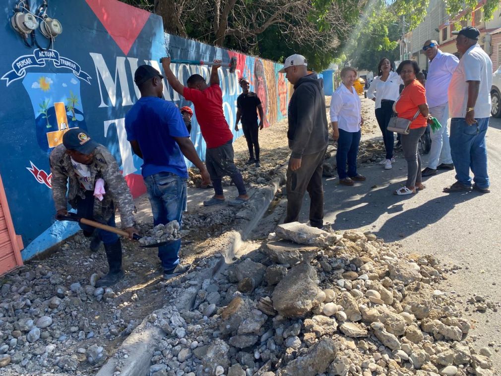 Alcaldía de Tamayo ejecuta programa de construcción de aceras y contenes.