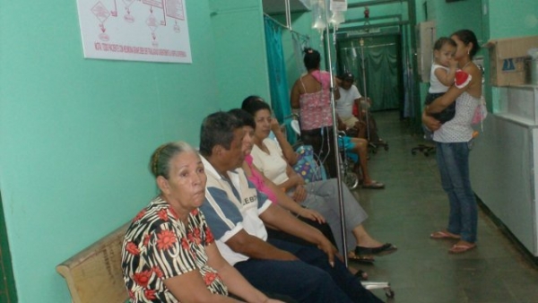 Pacientes esperan ser atendidos en un hospital del país.