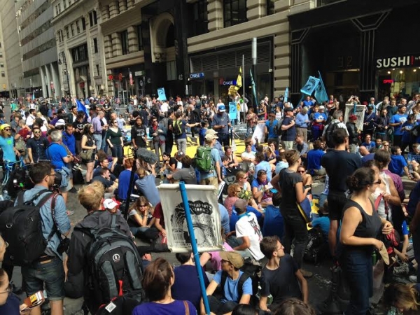 Ciudadanos se congreron en la avenida Broadway para dar apoyo al movimiento Occupy Wall Street en Nueva York.